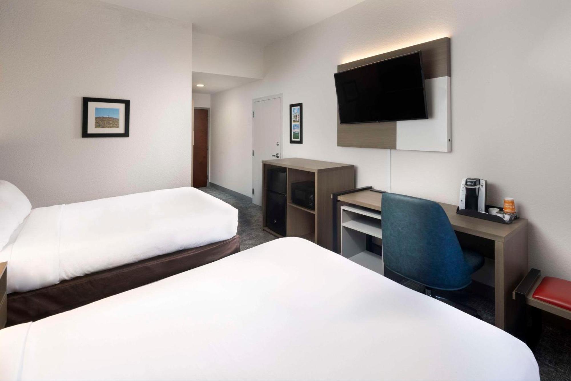 Comfort Inn & Suites Dahlonega University Area Bagian luar foto