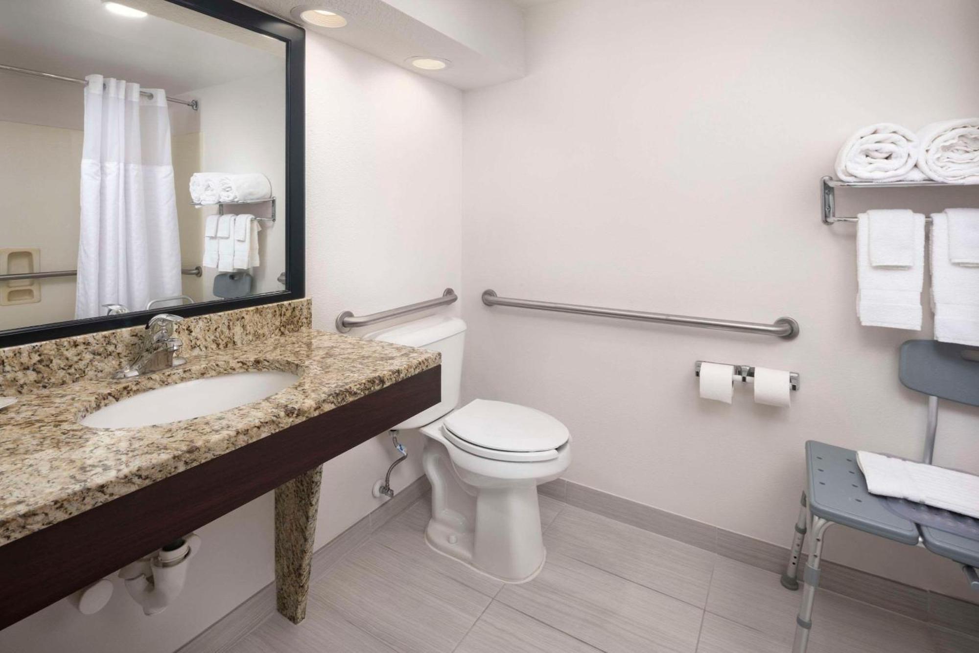 Comfort Inn & Suites Dahlonega University Area Bagian luar foto